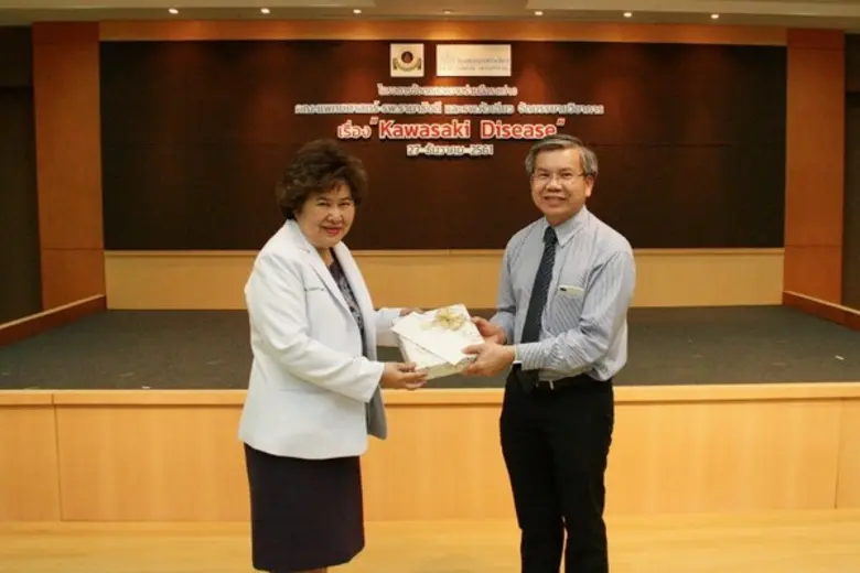 พญ.เบญจมาศ วณีสอน (ซ้าย) ผู้อำนวยการด้านก...