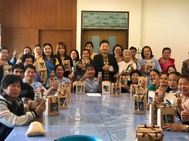 พัฒนาฝีมือพะเยาจับมือบริษัทประชารัฐฝึกทำบรรจุภัณฑ์และส่งเสริมการตลาดผลิตภัณฑ์สมุนไพรพอกเข่าม่อนปูยาห้วยแก้ว