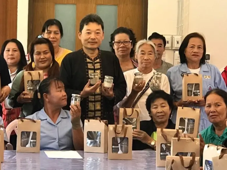 พัฒนาฝีมือพะเยาจับมือบริษัทประชารัฐฝึกทำบรรจุภัณฑ์และส่งเสริมการตลาดผลิตภัณฑ์สมุนไพรพอกเข่าม่อนปูยาห้วยแก้ว