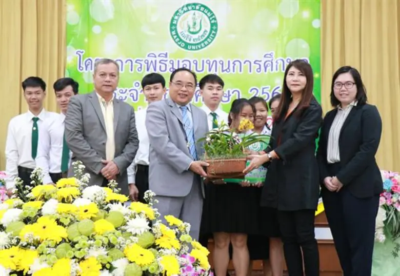 มูลนิธิแม่ฟ้าหลวง ในพระบรมราชูปถัมภ์ ร่วมกับมหาวิทยาลัยแม่โจ้ มอบทุนการศึกษาแก่เยาวชนที่อาศัยอยู่ในพื้นที่โครงการพัฒนาดอยตุงฯและพื้นที่ขยายผลของมูลนิธิฯเพื่อสนับสนุนด้านการศึกษาให้เยาวชน