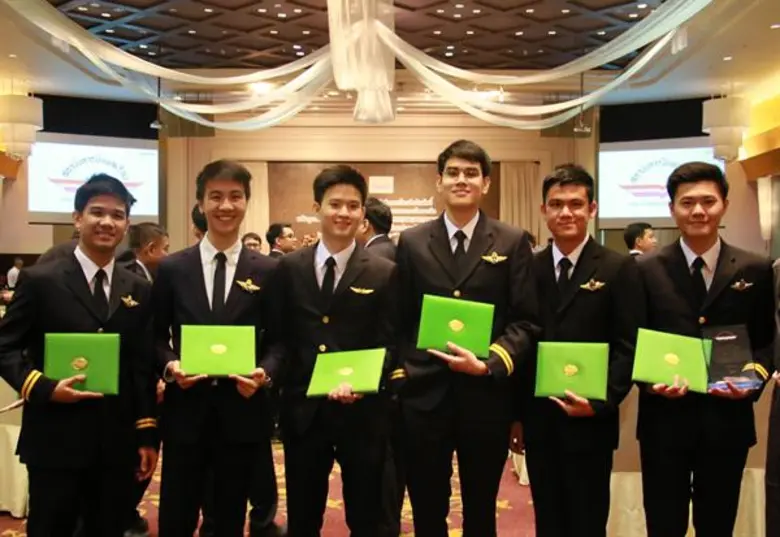 สบพ. จัดพิธีประดับเครื่องหมายนักบินพลเรือนกิตติมศักดิ์และมอบเกียรติบัตร และประดับเครื่องหมายแสดงความสามารถในการบินและมอบประกาศนียบัตรแก่ผู้สำเร็จการศึกษาหลักสูตร AP 105-111 และ HP 49