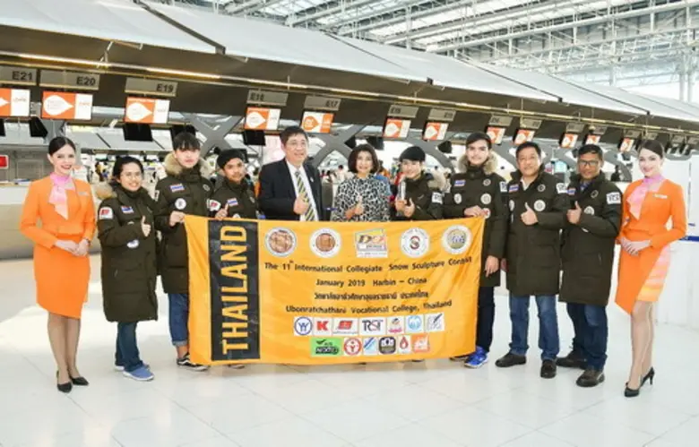 เนตรนภางค์ ธีระวาส (กลาง) ประธานเจ้าหน้าท...