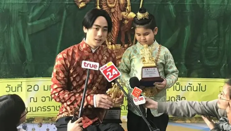 'ฮัท’ และ 'รถบัส’ คว้ารางวัล 'พระตรีมูรติทองคำ’ จาก 'ศรีอโยธยา’