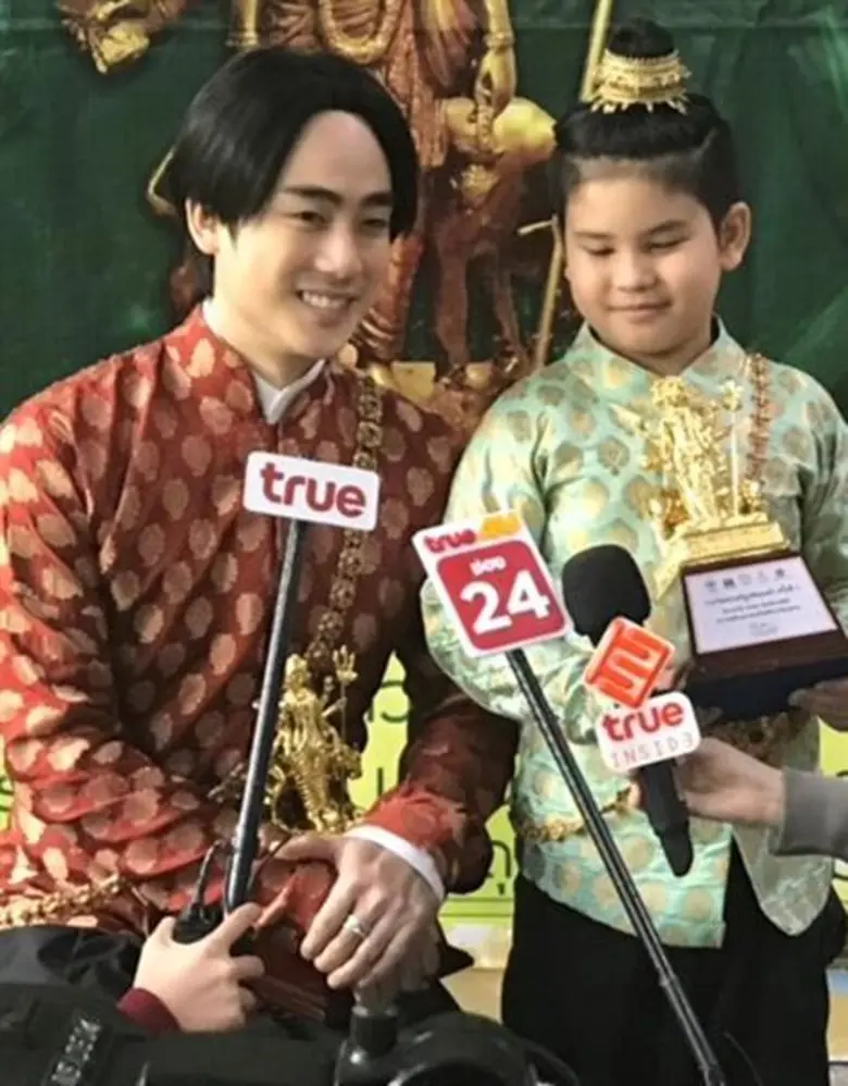 'ฮัท’ และ 'รถบัส’ คว้ารางวัล 'พระตรีมูรติทองคำ’ จาก 'ศรีอโยธยา’