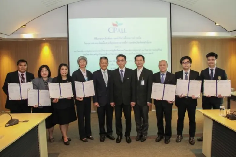 นิพนธ์ สุรพงษ์รักเจริญ (ที่ 6 จากซ้าย) รอ...