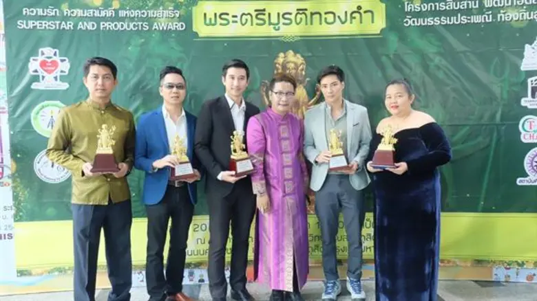 หม่อมน้อย-ม.ล.พันธุ์เทวนพ นำทีมศิลปินดารา เข้ารับรางวัล “พระตรีมูรติทองคำ” ครั้งที่ 1