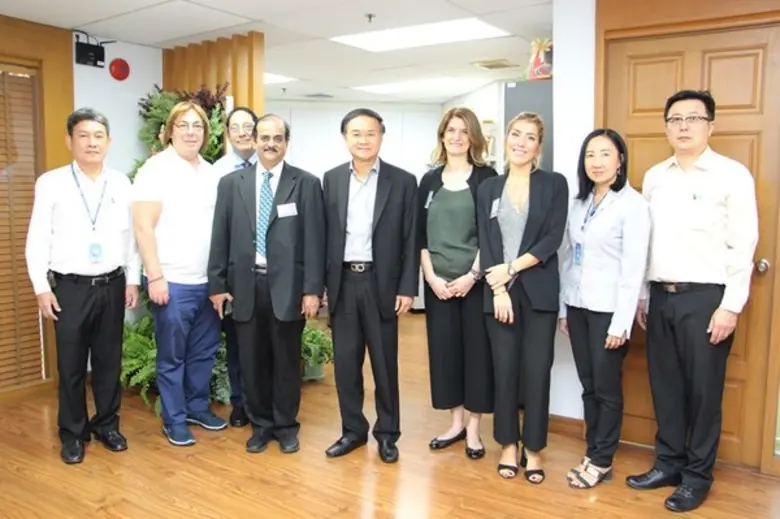 สุรพันธ์ ภาษิตนิรันดร์ (ที่ 4 จากซ้าย) รอ...