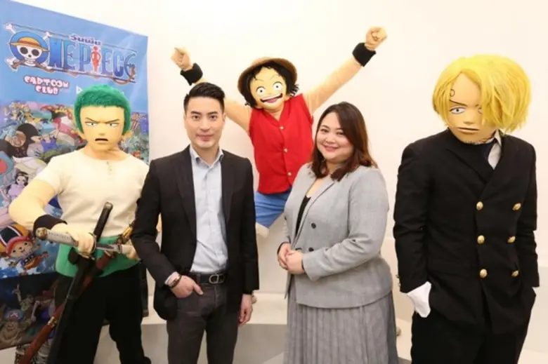 คุณพัลภา มาโนช (คนขวา) หัวหน้าธุรกิจ LINE...