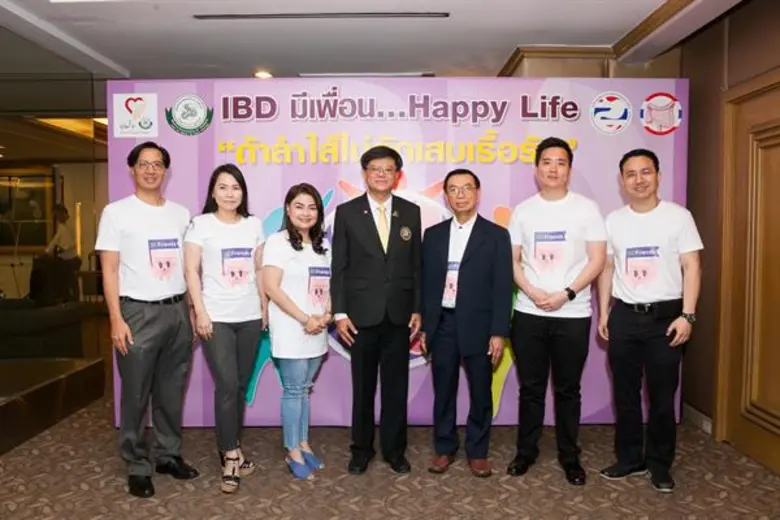 ศ.นพ.รณชัย คงสกนธ์ นายกแพทยสมาคมฯ (กลาง) และรศ.นพ.ส...