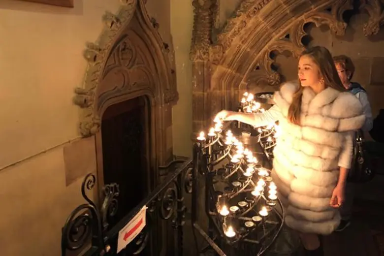 ทีวีไกด์: รายการ "หนีเที่ยวกัน"“ฟลุค&ลี” “ฟลุค&นาตาลี” จูงมือเข้าโบสถ์