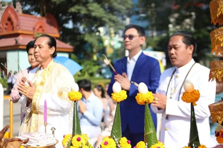 แรงตั้งแต่ยังไม่เปิดกล้อง!! ดร.ทวีศักดิ์ ผู้จัดฯ หน้าใหม่!!! ยิ้มรับกระแสคู่จิ้นชายรักชาย เดินหน้าบวงสรวงเปิดกล้องซีรี่ย์ “รักไม่จำกัดนิยาม”