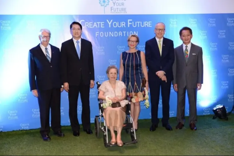 นายองอาจ คล้ามไพบูลย์ อดีตรัฐมนตรีประจำสำ...