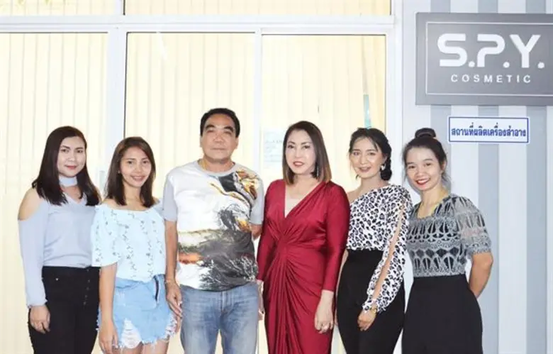 นายสกล หาญตระกูล กรรมการผู้จัดการ และนางส...