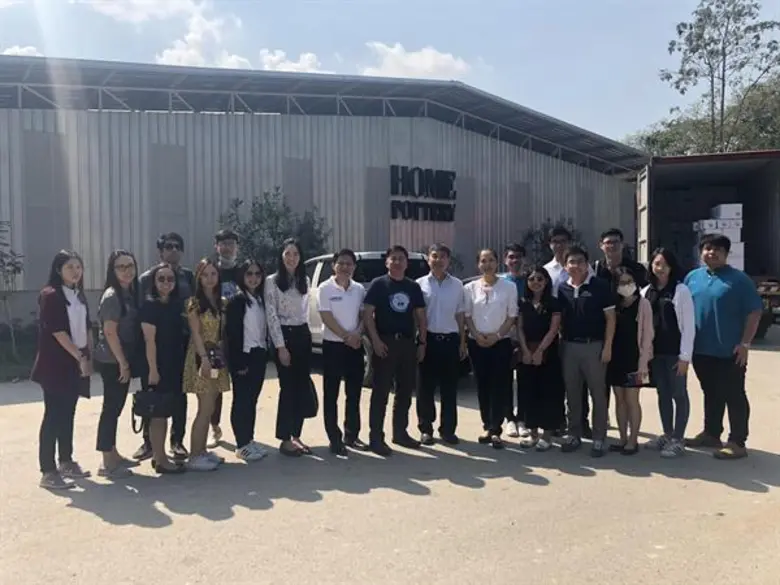 นายสมภพ ศักดิ์พันธ์พนม (ที่ 8 จากซ้าย) ปร...