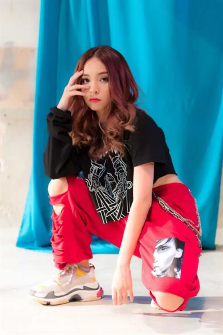 เริ่มต้นหาประสบการณ์ในวงการเพลงตั้งแต่อาย...