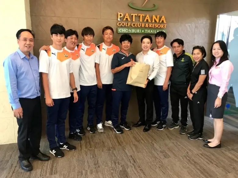 พัฒนากอล์ฟคลับแอนด์รีสอร์ท มอบของที่ระลึก...