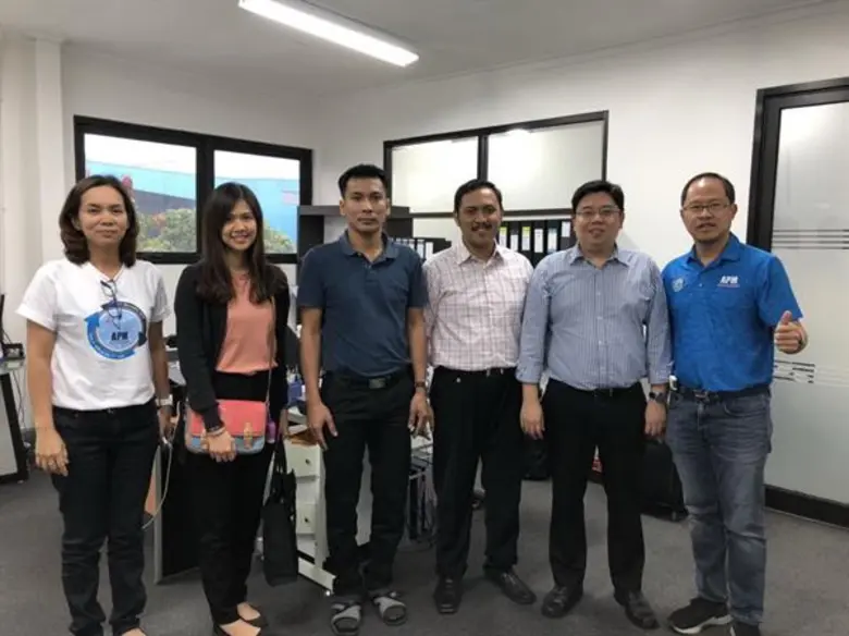 นายสมศักดิ์ ศิริชัยนฤมิตร (คนแรกจากขวา) ป...