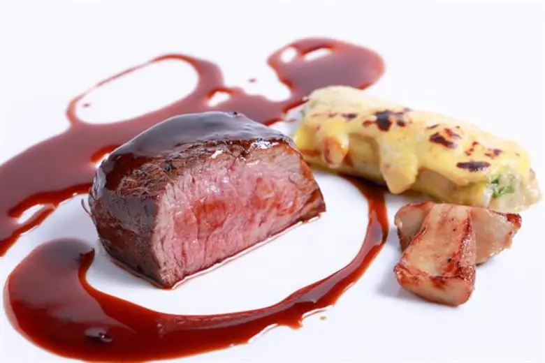 ห้องอาหารเรดสกาย ชั้น 55 โรงแรมเซ็นทาราแก...