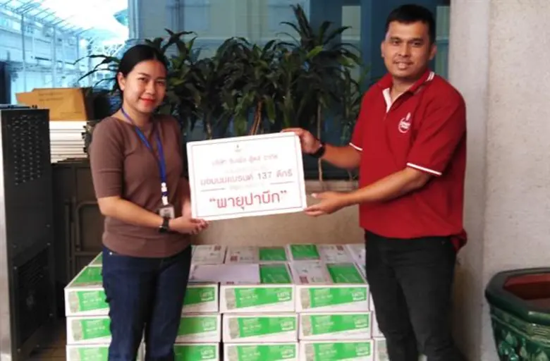 ตัวแทนจากบริษัท ซิมเพิ้ล ฟู้ดส์ จำกัด ผู้...