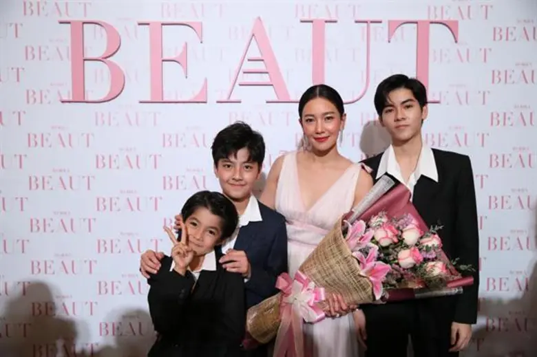 เปิดตัวอย่างยิ่งใหญ่ นางเอกแถวหน้าของเมือ...