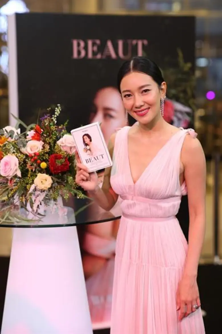 นุ่น วรนุช เปิดตัวผลิตภัณฑ์ใหม่ “BEAUT” ต๊อด ปิติ สามีหอบดอกไม้ให้กำลังใจ พี่น้องวงการแห่ยินดีแน่นงาน!