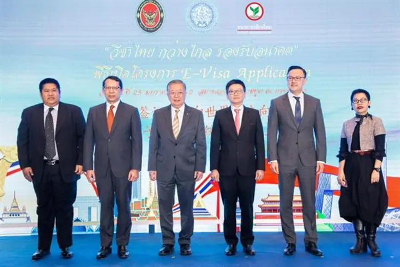 นายชัยสิริ อนะมาน (ที่ 2 จากซ้าย) ที่ปรึก...