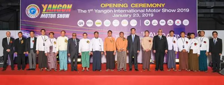 ดร.ปราจิน เอี่ยมลำเนา (ที่ 7 จากซ้าย) ประ...