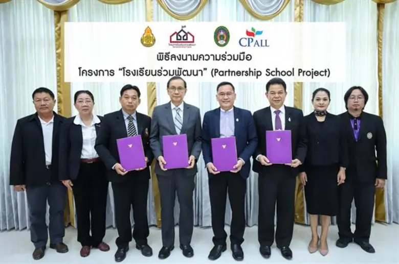 นายสุวิทย์ กิ่งแก้ว (ที่ 4 จากซ้าย) รองกร...