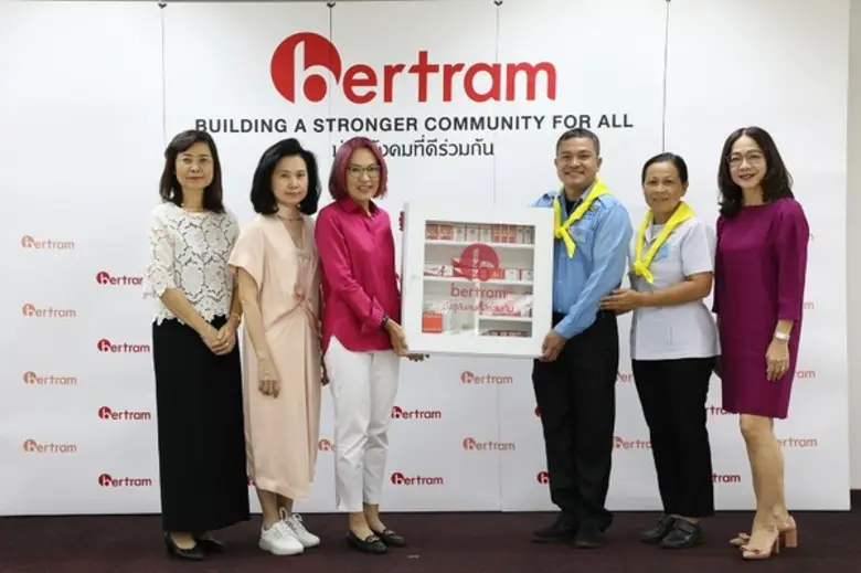 คุณสุวรรณา เอี่ยมพิกุล (ที่ 3 จากซ้าย) ปร...