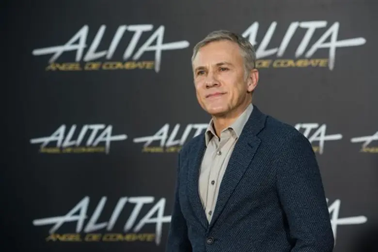 ในขณะที่นักแสดงสาว โรซา ซาลาซาร์, ผู้กำกั...