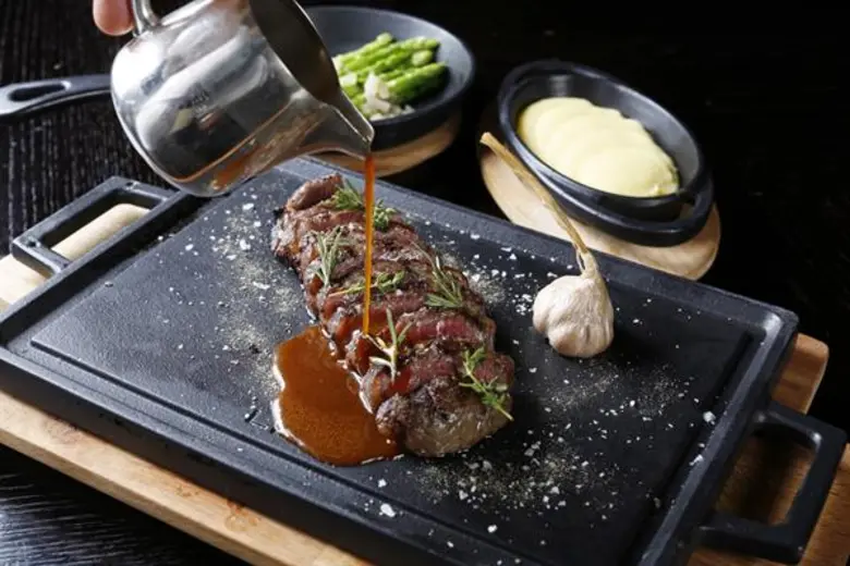 เชิญทุกคู่รักมาร่วมดื่มด่ำช่วงเวลาแห่งความสุขสุดแสนโรแมนติกริมแม่น้ำเจ้าพระยา พร้อมฉลองค่ำคืนวันวาเลนไทน์ไปกับดินเนอร์มื้อค่ำสุดพิเศษ ณ โรงแรมแชงกรี-ลา กรุงเทพฯ