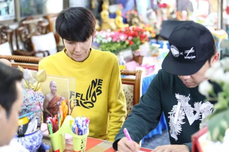 “กล้วย-เก่ง” คู่หูคู่ซี้ “อาร์สยาม” จับมือสร้างบุญนำของบริจาค วัดพระบาทน้ำพุ