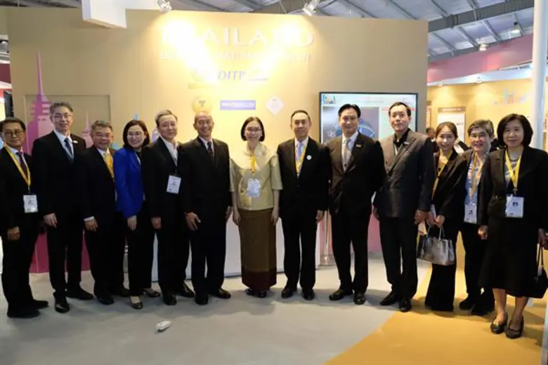 นายนพพร เทพสิทธา (ที่ 6 จากซ้าย) ประธานกร...