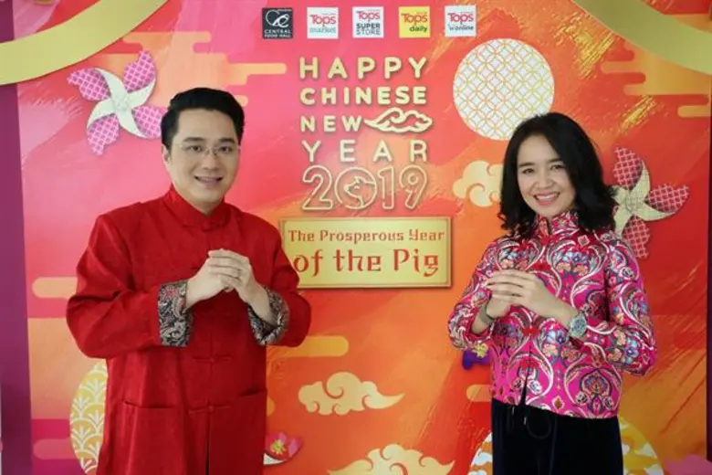 ท็อปส์ ต้อนรับเทศกาลตรุษจีนปีกุน ชวนช็อปชุดไหว้เอ็กซ์คลูซีฟเสริมมงคล จากภัตตาคารระดับรางวัลบิบ กูร์มองด์ หลากหลายของไหว้มงคลชั้นยอด พร้อมเคล็ดลับไหว้เจ้าเสริมบารมีความเฮงแบบ “อาจารย์ช้าง”