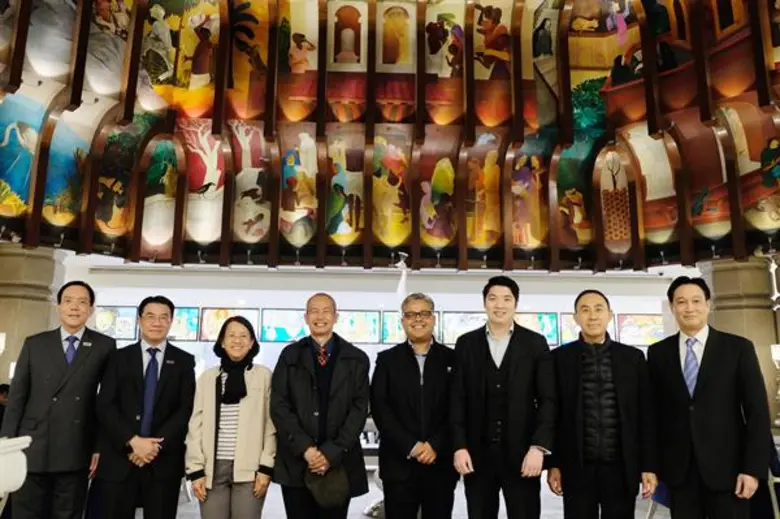 นายนพพร เทพสิทธา (ที่ 4 จากซ้าย) ประธานกร...