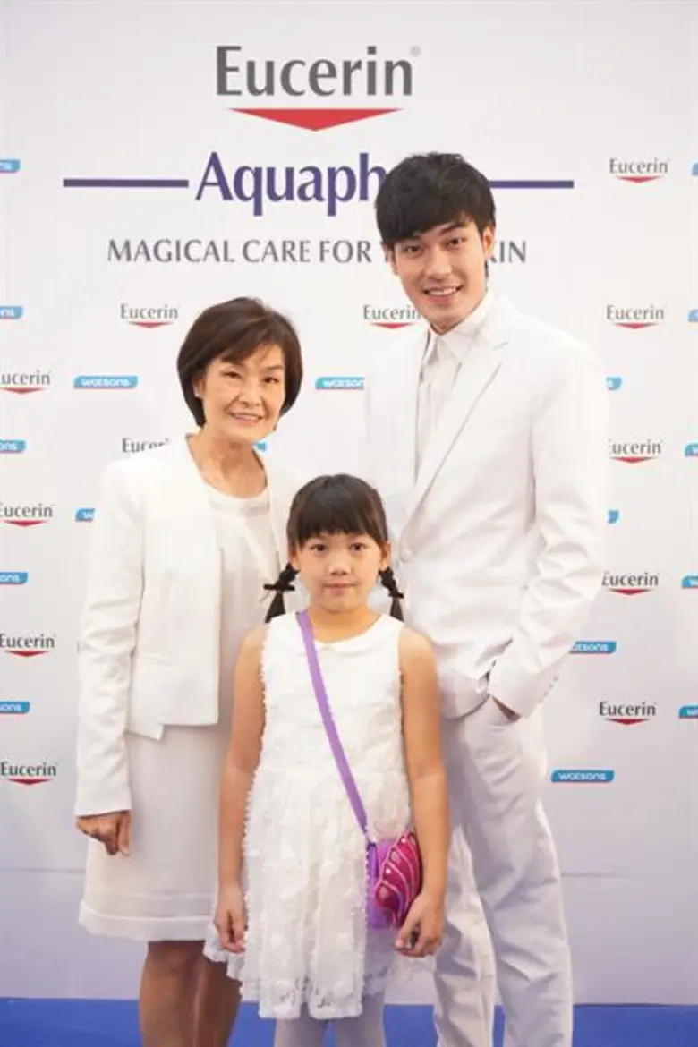 หน่อง ธนา ฉัตรบริรักษ์ ควงครอบครัวคุณแม่และน้องวันใ...