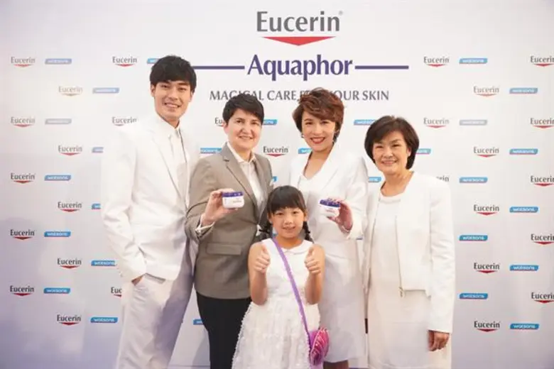 หน่อง ธนา ฉัตรบริรักษ์ ควงคุณแม่และน้องวันใหม่ เล่าประสบการณ์ดูแลผิวของ 3 เจน ที่งานเปิดตัวผลิตภัณฑ์ อันดับ 1 ที่แพทย์ผิวหนังอเมริกาแนะนำ “ยูเซอริน อควาฟอร์ ซูทติ้ง สกิน บาล์ม” บาล์มมหัศจรรย์สารพัดประโยชน์ เผยผิวใหม่สุขภาพดีใน 7 วัน