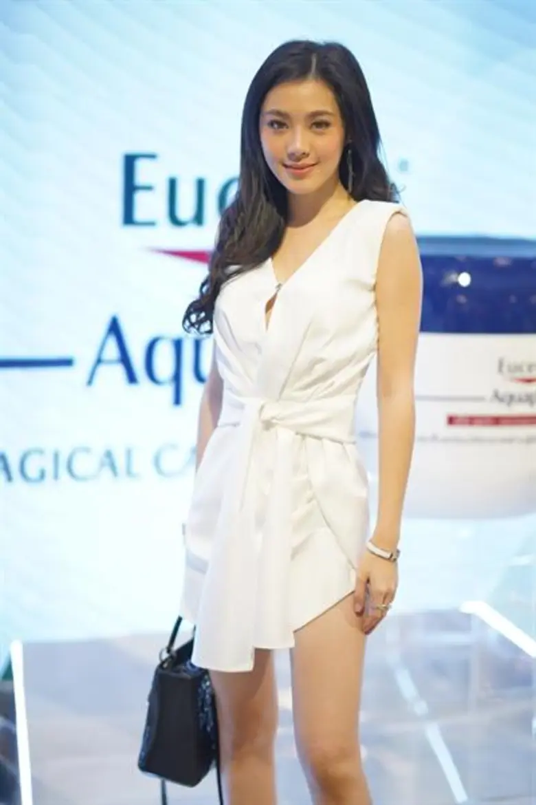 หน่อง ธนา ฉัตรบริรักษ์ ควงคุณแม่และน้องวันใหม่ เล่าประสบการณ์ดูแลผิวของ 3 เจน ที่งานเปิดตัวผลิตภัณฑ์ อันดับ 1 ที่แพทย์ผิวหนังอเมริกาแนะนำ “ยูเซอริน อควาฟอร์ ซูทติ้ง สกิน บาล์ม” บาล์มมหัศจรรย์สารพัดประโยชน์ เผยผิวใหม่สุขภาพดีใน 7 วัน