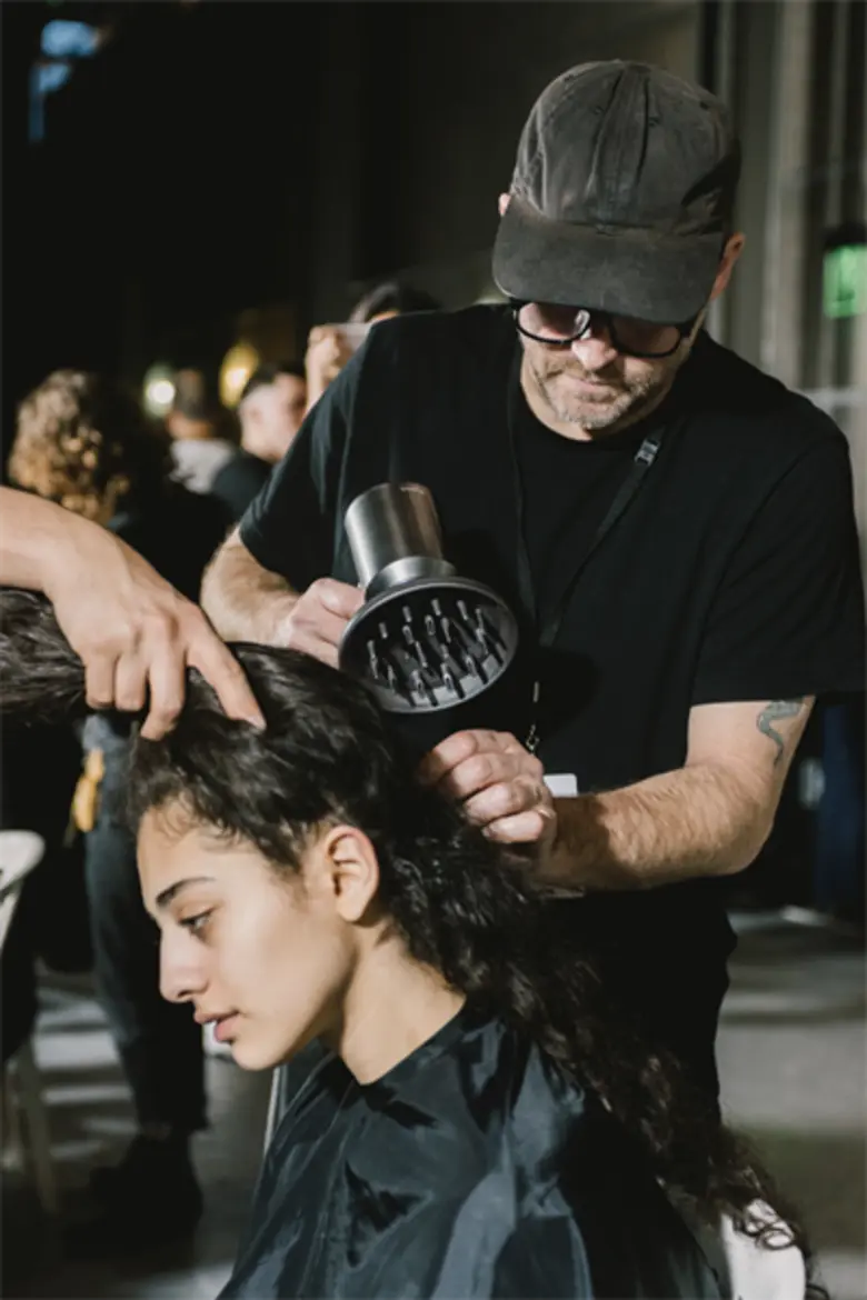 Gary Gill หัวหน้าสไตล์ลิสต์งานแฟชั่นโชว์ ...