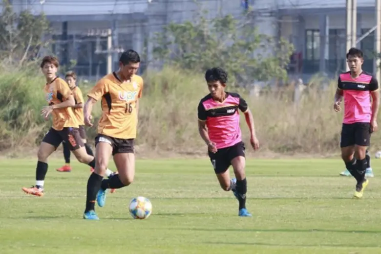 ระหว่างการเก็บตัวฝึกซ้อมของทีมเรโนฟา ยามา...