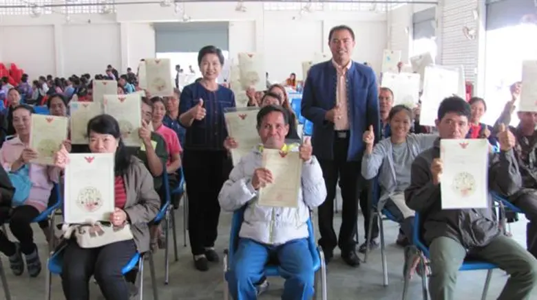 เกษตรกรจ.น่านยิ้ม!! รับมอบหนังสืออนุญาตฯ (ส.ป.ก. ๔-๐๑) ส.ป.ก.ชู...ศูนย์บริการประชาชนเคลื่อนที่ บริการเชิงรุกพื้นที่ห่างไกล (Mobile Unit)