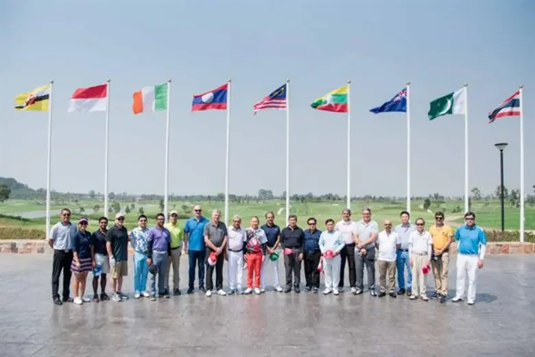 1) คุณณฤทธิ์ เจียอาภา ประธานเจ้าหน้าที่บร...