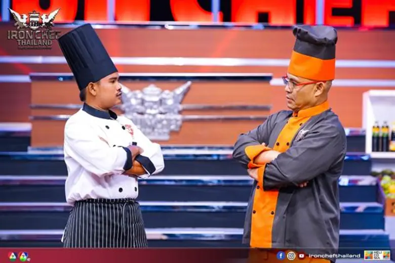 ทีวีไกด์: รายการ "เชฟกระทะเหล็ก ประเทศไทย"  “เชฟกระทะเหล็ก” เตาระอุ..ฉลองตรุษจีน “เชฟมอส” เปิดศึกขอท้าไขว้ข้ามรุ่น “เชฟป้อม”