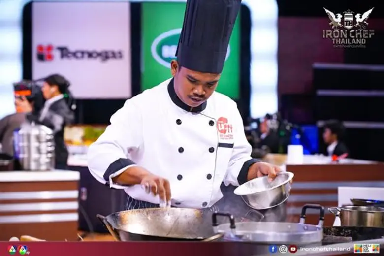 ทีวีไกด์: รายการ "เชฟกระทะเหล็ก ประเทศไทย"  “เชฟกระทะเหล็ก” เตาระอุ..ฉลองตรุษจีน “เชฟมอส” เปิดศึกขอท้าไขว้ข้ามรุ่น “เชฟป้อม”