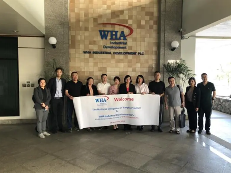 นางสาวลัดดา โรจนาวิไลวุฒิ (ที่ 6 จากขวา) ...