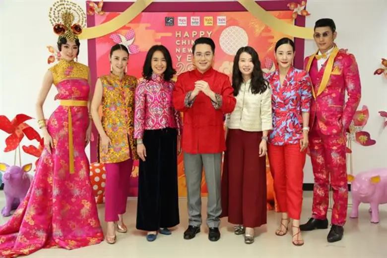 นางสาววัตินาพร บัณฑุชัย (ที่ 3 จากซ้าย) ผ...