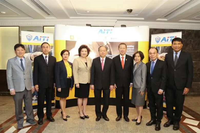 Mr. Pisit Serewiwattana (second left), Pr...