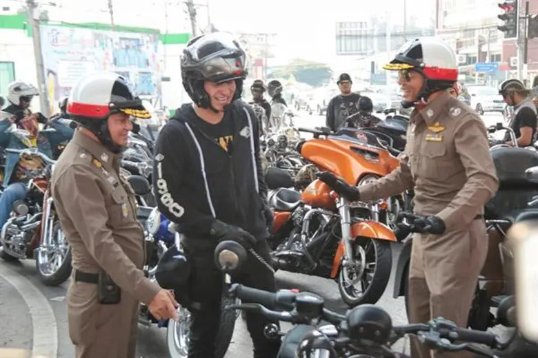 “ปีเตอร์ คอร์ป ไดเรนดัล” ย้ำชัดหมวกหนึ่งใบมีค่าต่อชีวิตร่วมโครงการหมวกนิรภัย 100% ตำรวจภูธรภาค 1