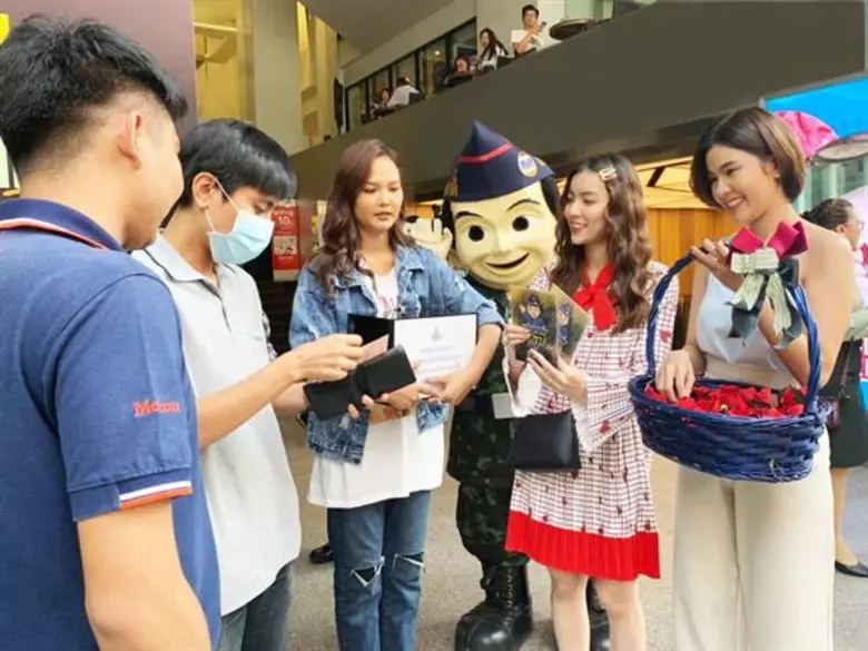 เปาวลี – ฮาย – เอิ้นขวัญ เชิญชวนอุดหนุนดอกป๊อปปี้ ช่วยเหลือทหารผ่านศึกและครอบครัว