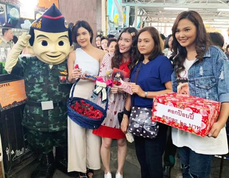 เปาวลี – ฮาย – เอิ้นขวัญ เชิญชวนอุดหนุนดอกป๊อปปี้ ช่วยเหลือทหารผ่านศึกและครอบครัว